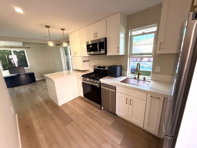 Building Photo - 8507 Croydon Ave