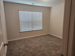 Building Photo - 271 Chestnut Dr
