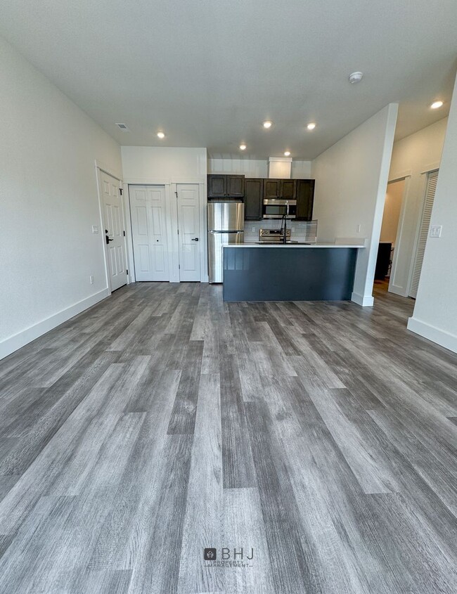Building Photo - BRAND NEW Pet Friendly 1 bed/ 1 bath apart...