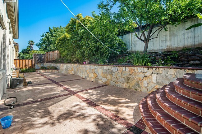 Building Photo - Highly Desirable Executive Home: 4 Bedrooms, 3 Bathrooms of Luxury Living