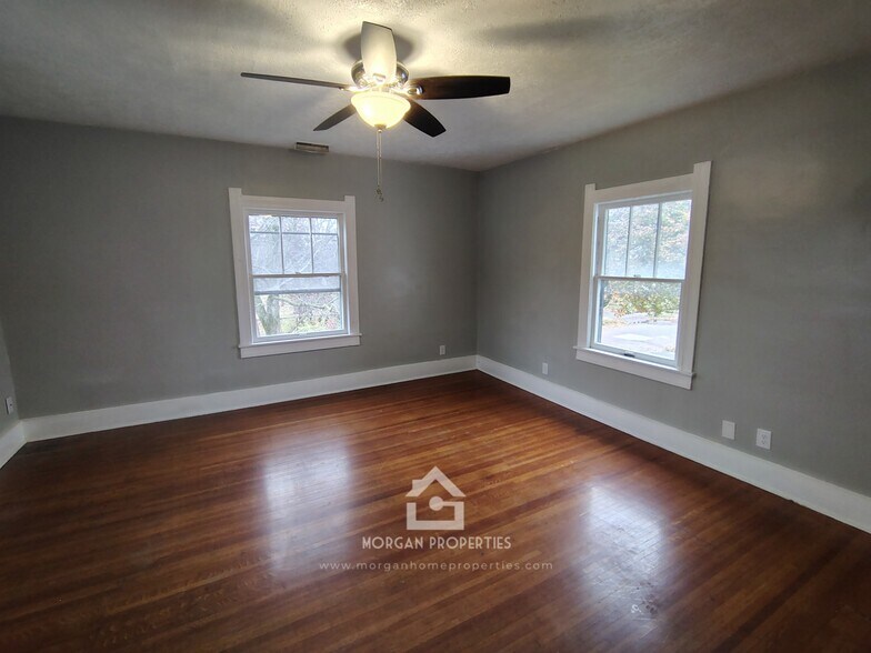 Building Photo - 336 W 7th St