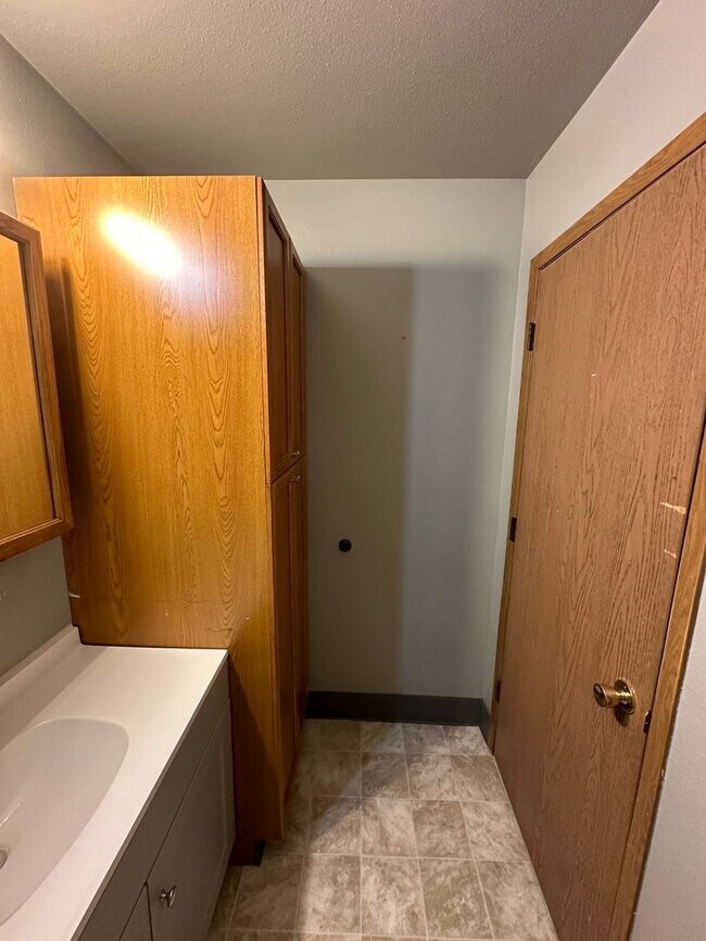 Building Photo - 1 BD, 1 BA Apartment Nestled Back on a Cul-de-Sac