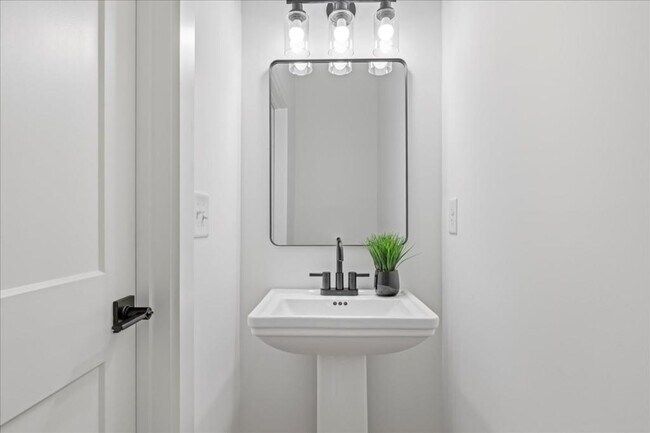 Building Photo - 803 Dupree St