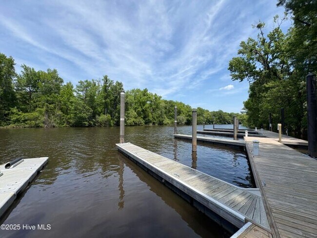 Building Photo - Welcome to this stunning 4-bedroom, 3.5-ba...