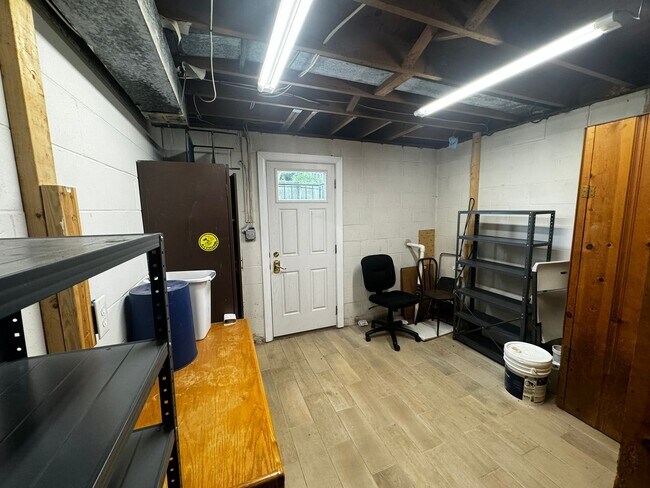 Building Photo - Split level 4-bedroom 3-bathroom home