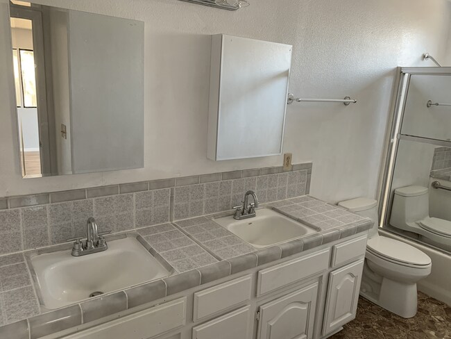 Building Photo - 825 Raaberg Way