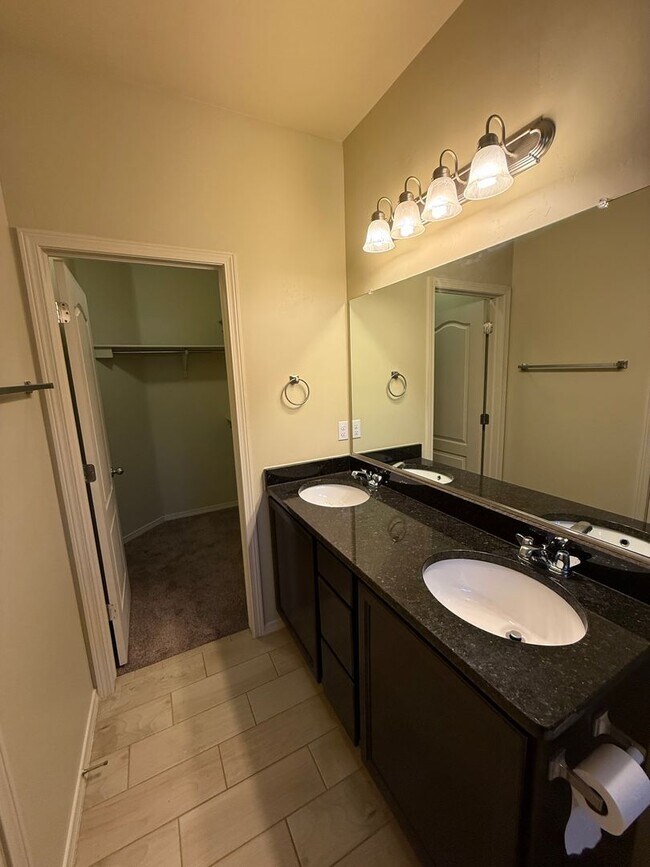 Building Photo - Charming 3BD/2.5BA with Garage in Legends West - Available Now!