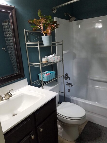 Master Ensuite - 2016 Lakemeadow Dr