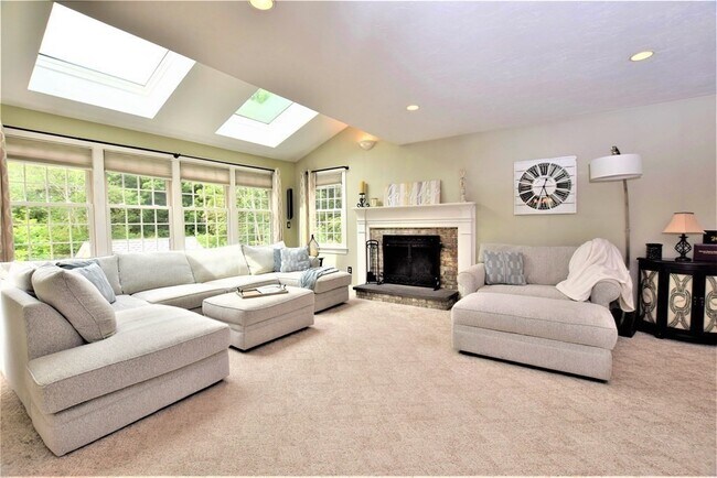 Building Photo - 398 Davis St