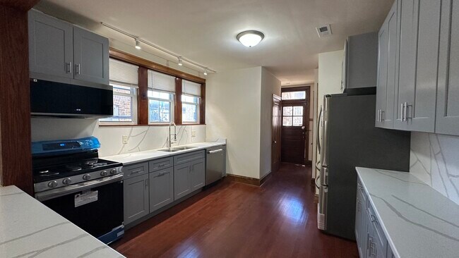 Building Photo - 5530 N Artesian Ave