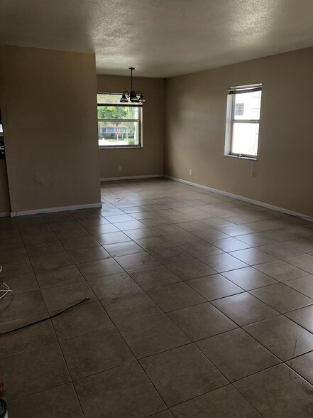 Living Dining - 805 Foresteria Dr