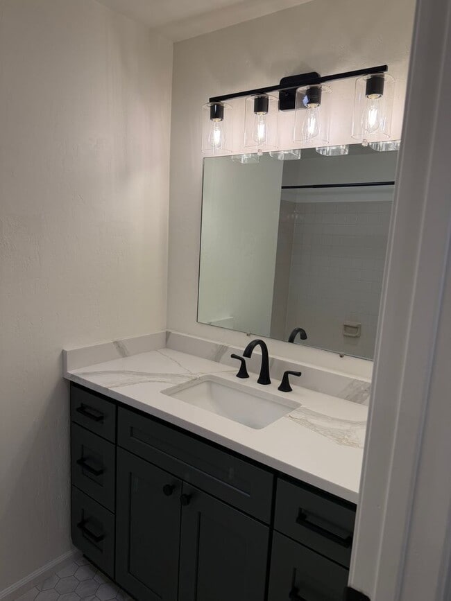 Building Photo - Updated 3 bedroom 2 bath home in a great neighborhood!