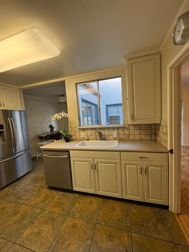 Building Photo - Elegant Geneva Heights Family Home