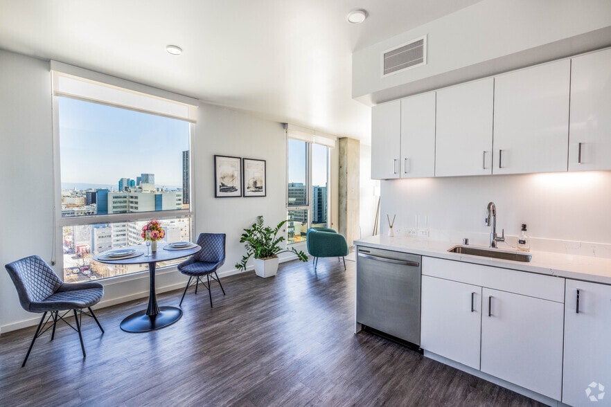 2BR, 2BA - 800SF livingroom - Vance