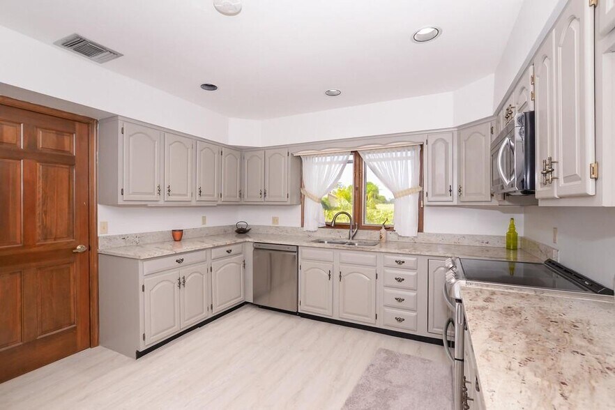 Building Photo - 3001 Conifer Dr