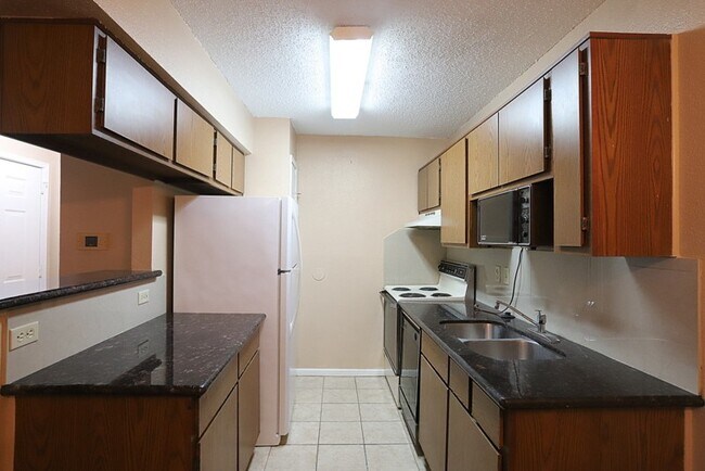 Building Photo - 2750 Holly Hall St