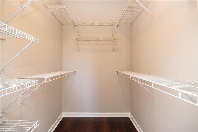 Building Photo - 2bd/2Ba Midtown Condo Perfect for Roommates w/ Pool and Gym!