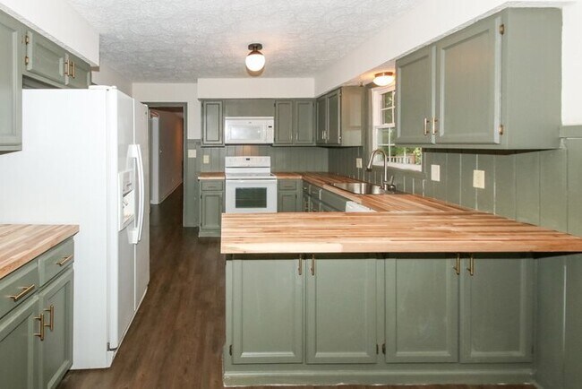 Building Photo - 4 Bedroom Carmel Home!