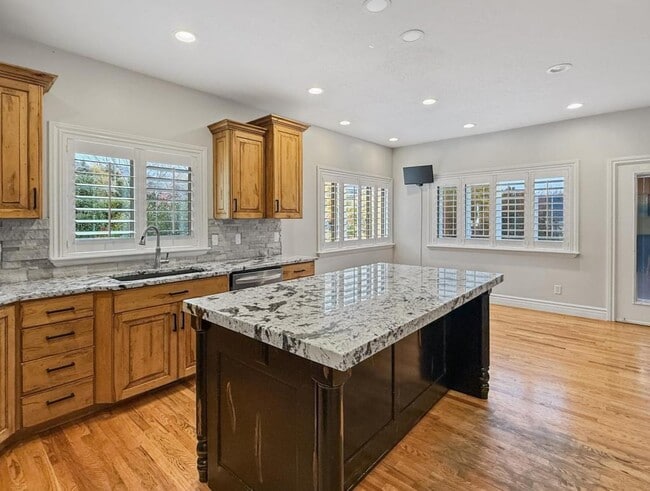 Building Photo - 1615 E Lakeview Way