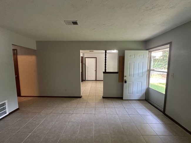Building Photo - 3 Bed, 1 1/2 Bath, 1 Car Garage