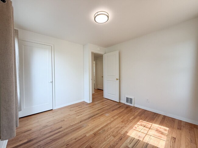 Building Photo - 6119 N Braeburn Dr