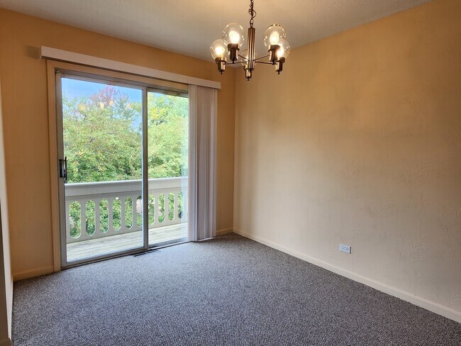 Dinning area with sliding see-through door to balcony - 326 Plumwood Ln