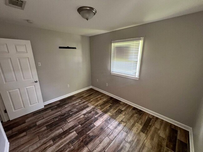Building Photo - Charming 3BR Rental Featuring Granite Counters & Gas Range