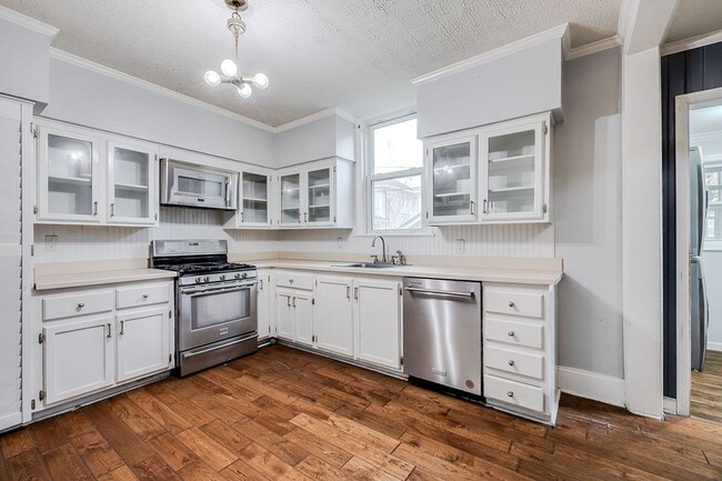 Building Photo - Beautiful Baldwin Park Craftsman home ready for move in!