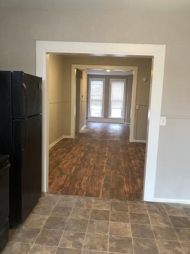 Building Photo - 2 Bedroom 1 Bath with Den Townhouse in Baltimore City