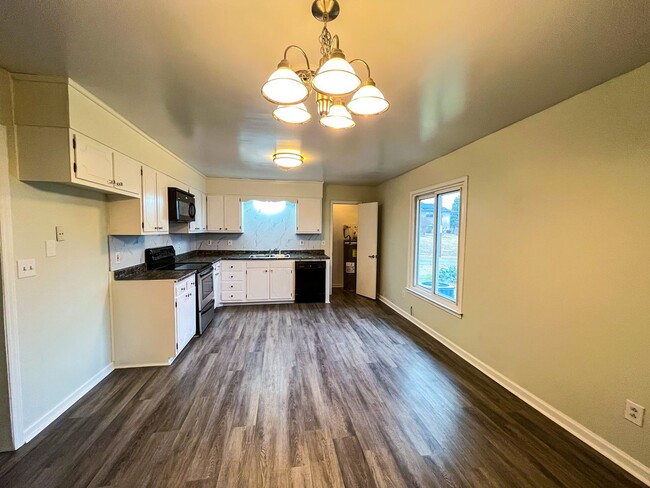 Building Photo - Cozy 3 Bedroom, 1 1/2 Bathroom Near Downto...