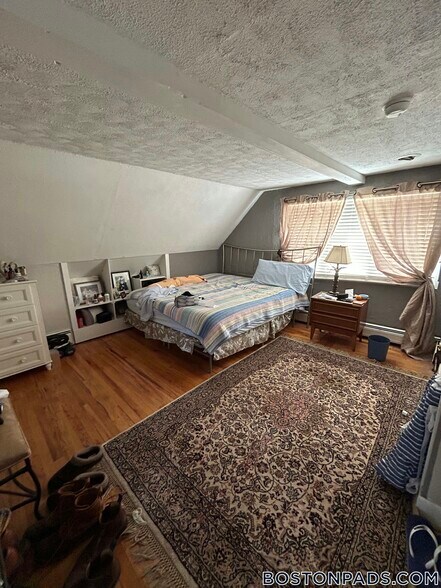 Building Photo - 370 Main St