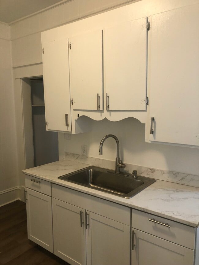 Building Photo - 617 Pender St