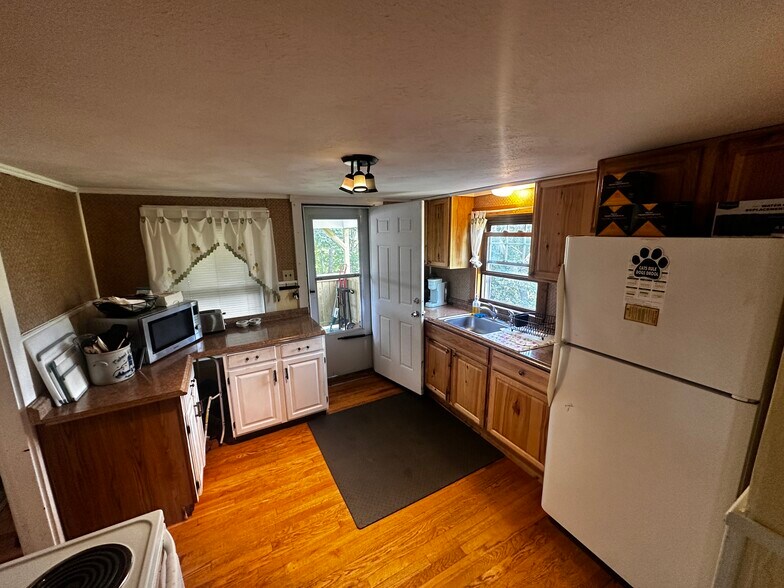 Building Photo - 16 Cove Ct