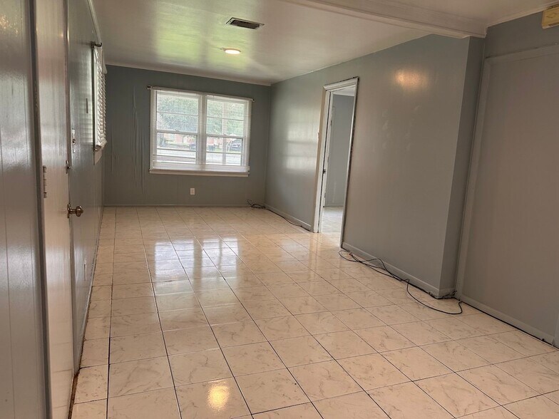 Building Photo - 533 Scranton Rd