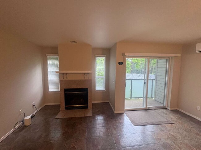 Building Photo - Bright, Spacious Townhome with Stylish Upgrades in Pinehurst/Roosevelt