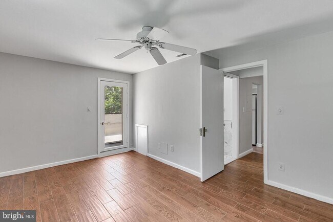 Building Photo - 702 S Arlington Mill Dr