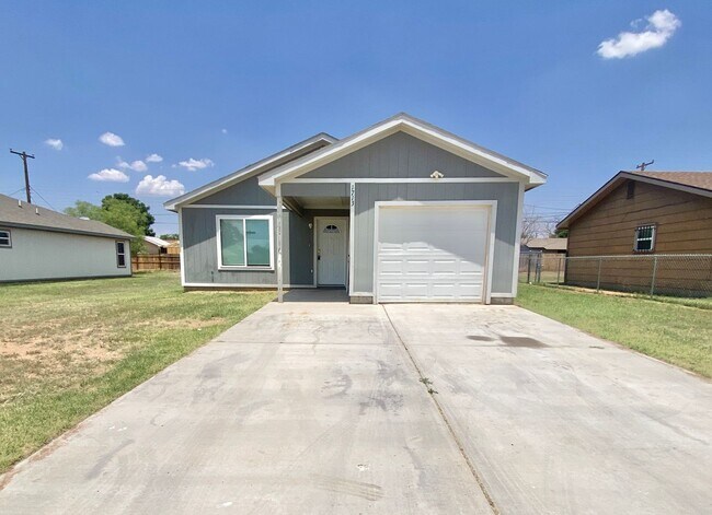 Primary Photo - 3 bed and 2 bath available near Estacado H...