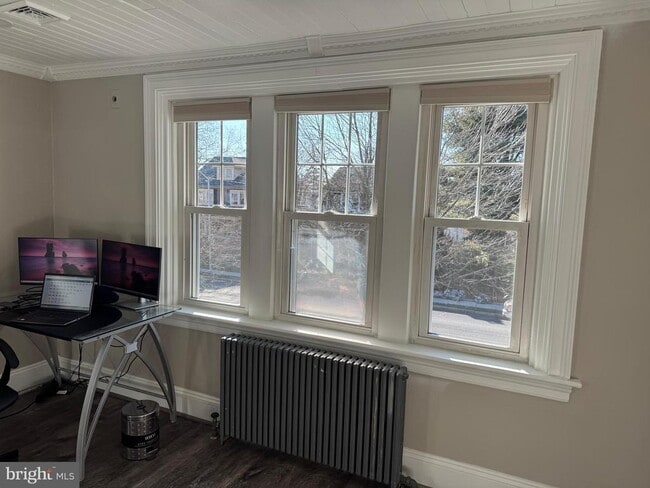 Building Photo - 725 W Mt Vernon St