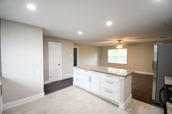 Building Photo - 4 bedroom / 3 bath in Irving