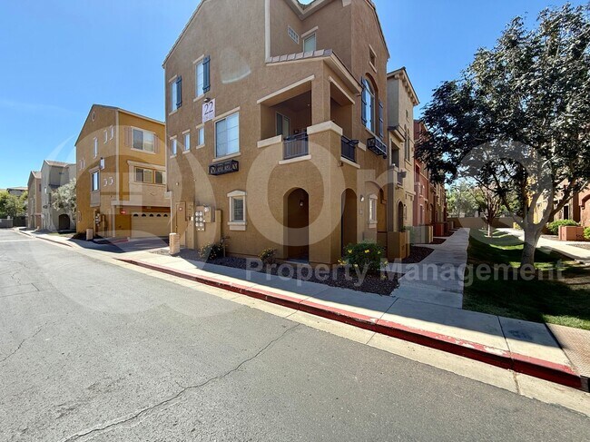 Building Photo - 900 S 94th St