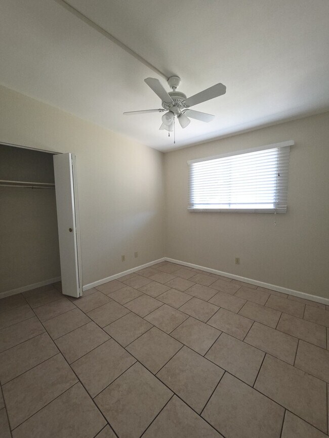 Building Photo - 4 Bedroom 2 bath in Tempe
