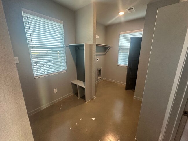 Building Photo - AVAILABLE NOW!