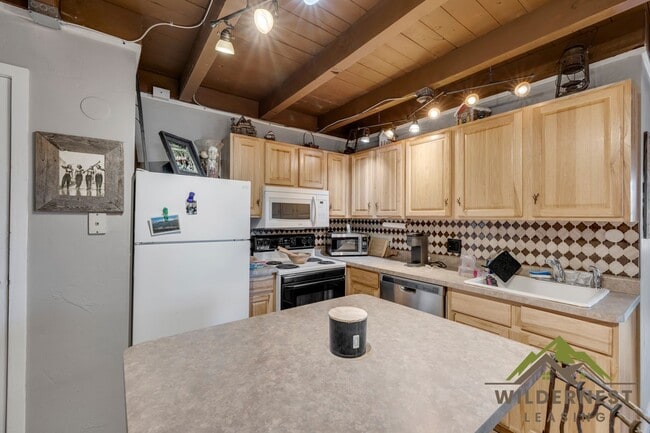 Building Photo - Treehouse Condo - 2 Bedroom/2 Bath Inviting Condo w/All Utilities On Bus Route