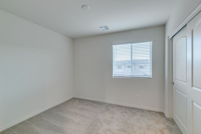 Building Photo - GORGEOUS TOWNHOME*UPGRADED*ALL APPLIANCES*...