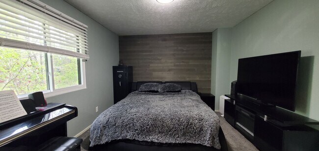 Building Photo - Maplewood Hills 2 Bedroom End Unit Townhome