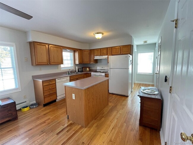 Building Photo - 59 Peconic Ave