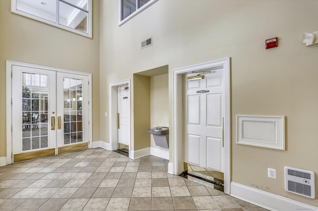 Building Photo - FRESH & READY! 2BD/2BA Next to METRO with ...