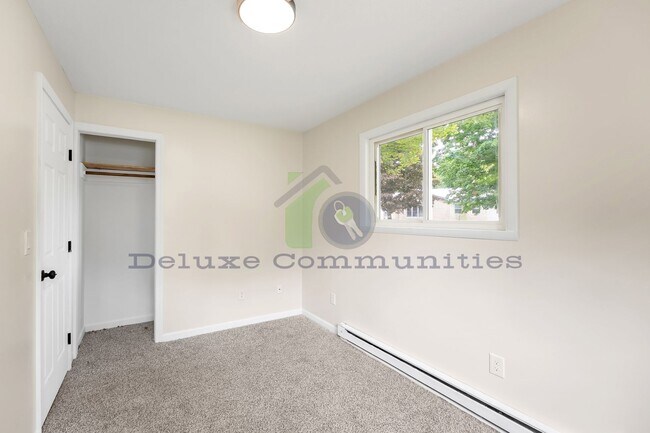 Building Photo - 127 E Fargo St