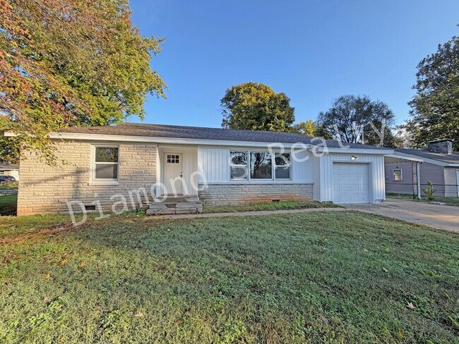 Primary Photo - GREAT LOCATION - CLOSE TO NATIONAL AND SEM...