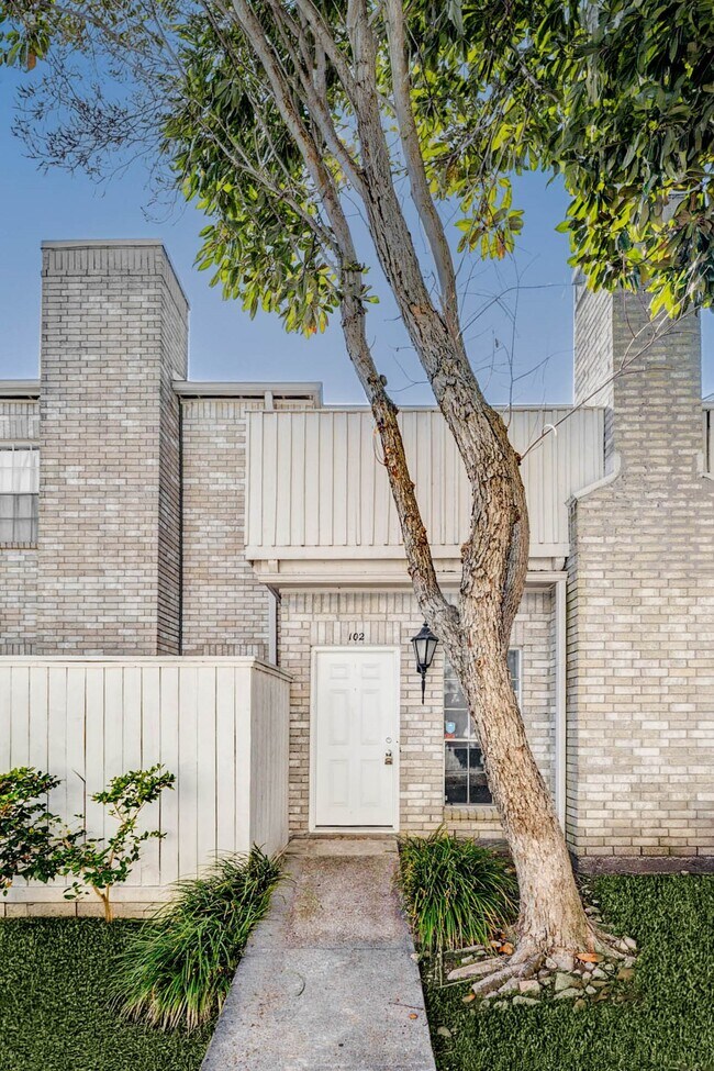 Building Photo - 3800 Tanglewilde St